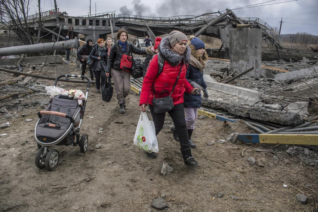 Civis em fuga da cidade de Irpin na região de Kiev. Foto: Oleksandr Ratushniak/EPA