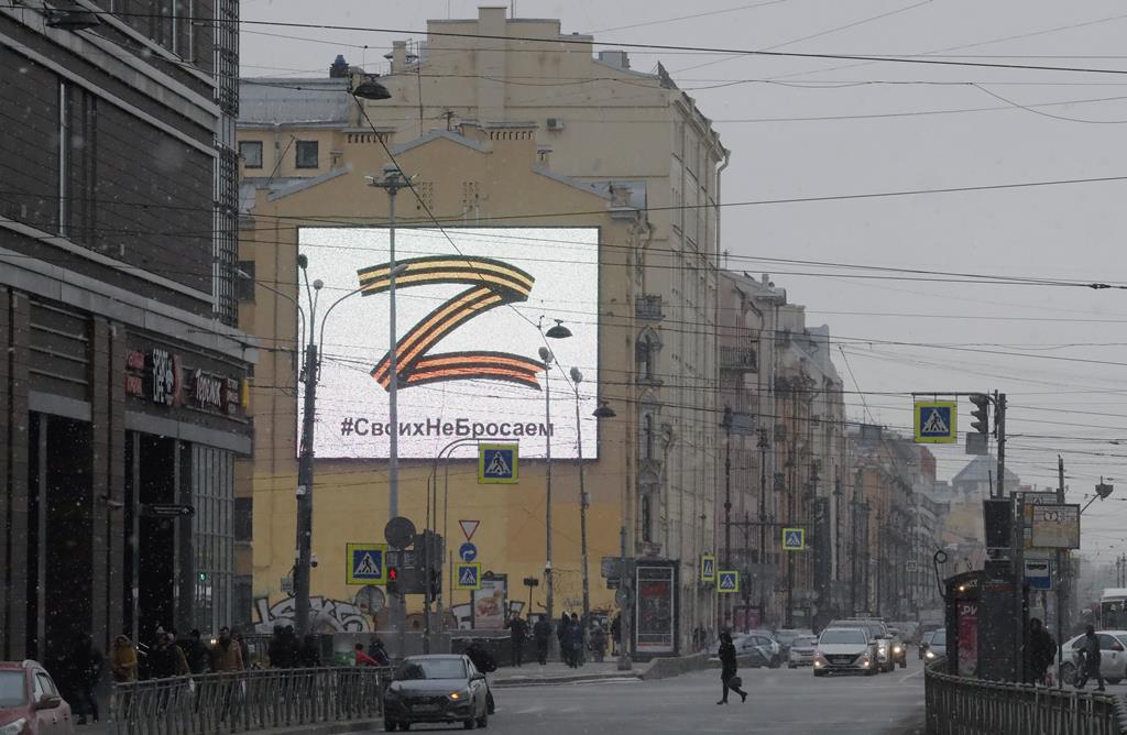 A letra "Z", como símbolo de apoio às tropas russas, em São Petersburgo Foto: Anatoly Maltsev/EPA