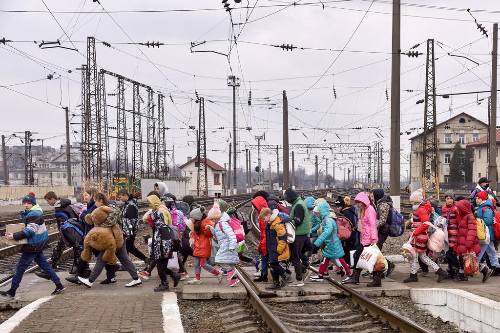 Crianças retiradas da cidade ucraniana de Lviv. Foto: Vitaliy Hrabar/EPA
