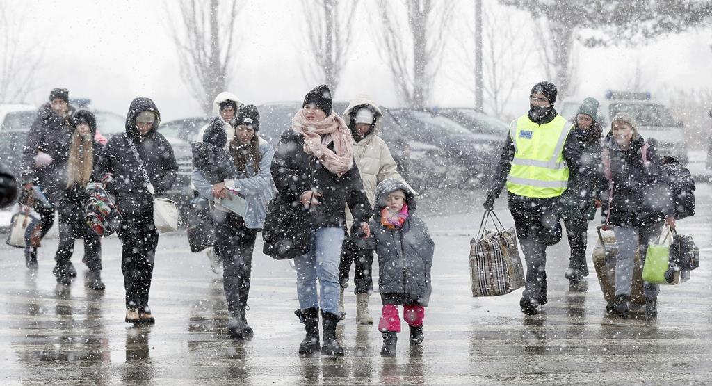 Refugiados ucranianos chegam ao posto de Siret na Roménia Foto: Robert Ghement/EPA