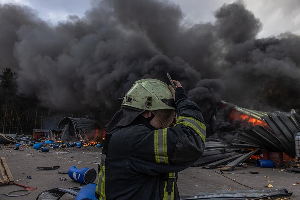 Incêndio em armazém de produtos químicos em Brovary nos arredores de Kiev Foto: Roman Pilipey/EPA