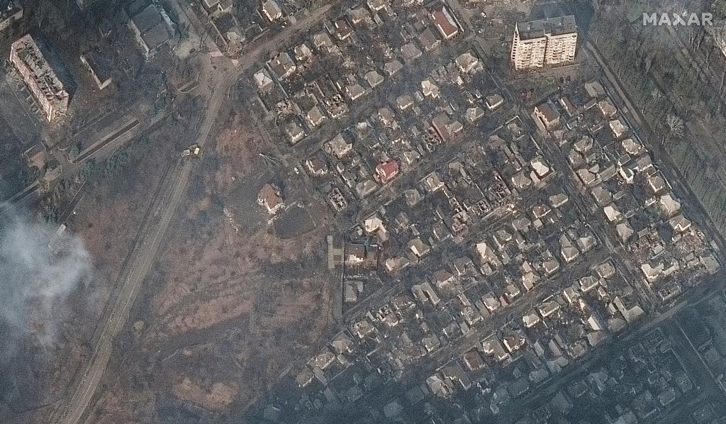 Destruição causada pelo bombardeamentos russos em Mariupol. Foto: Maxar Technologies/EPA