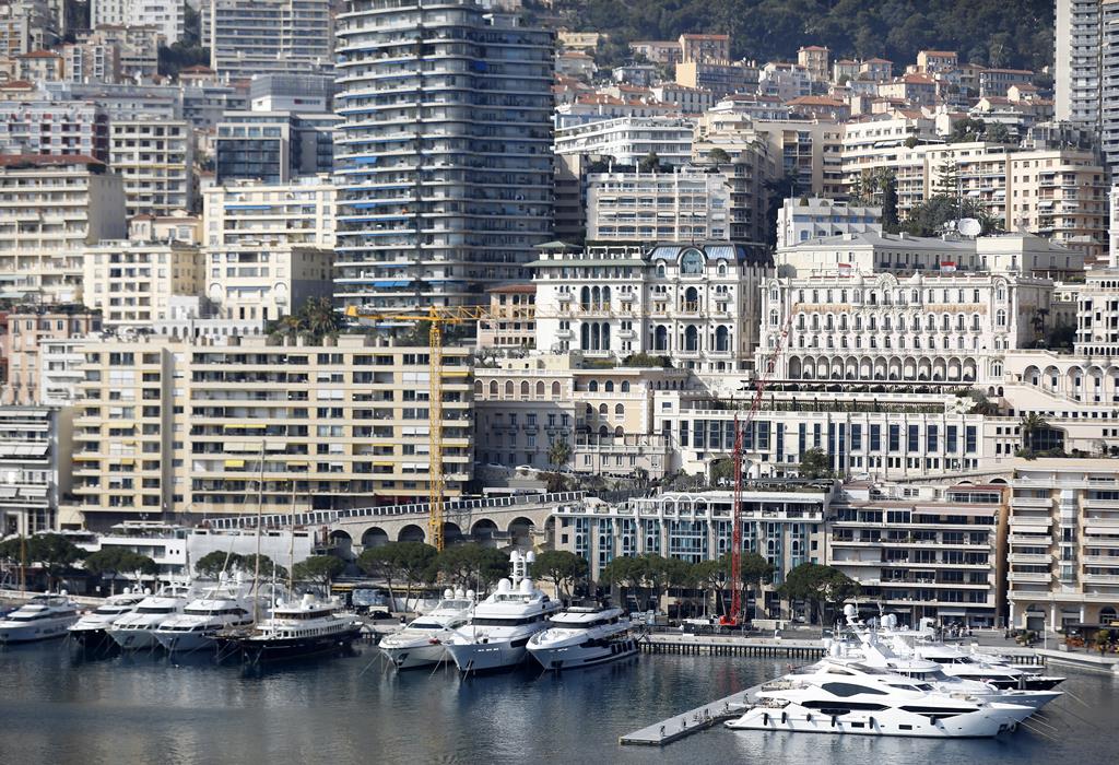 Superiates ancorados no Mónaco. Foto: Sebastien Nogier/EPA