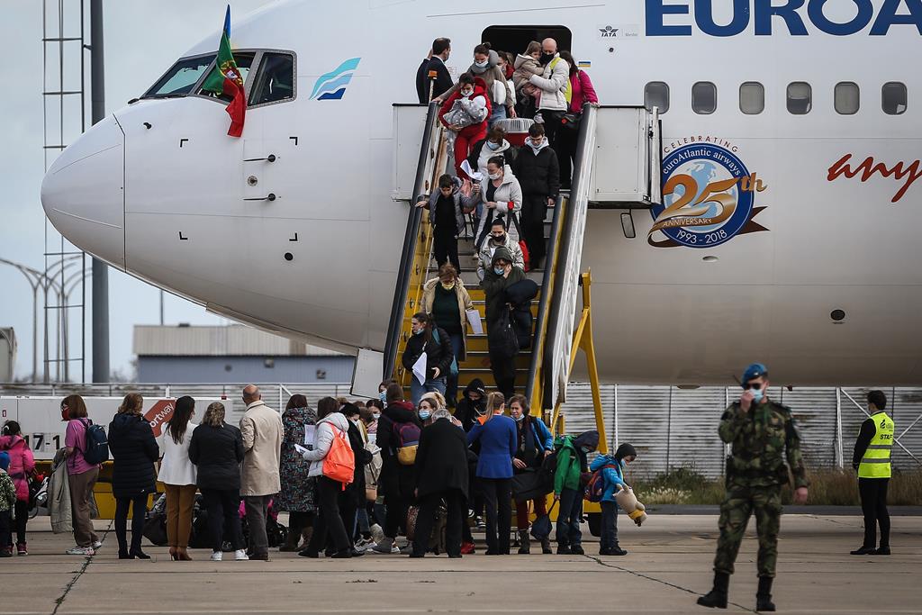 Grupo de refugiados ucranianos à chegada a Portugal. Foto: Rodrigo Antunes/Lusa (arquivo)