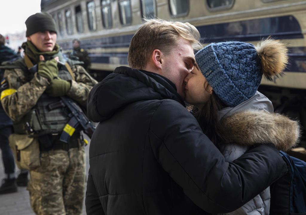 Despedida e Esperança. Um jovem despede-se da namorada numa estação de comboio em Kiev. Foto: Mikhail Palinchak/EPA