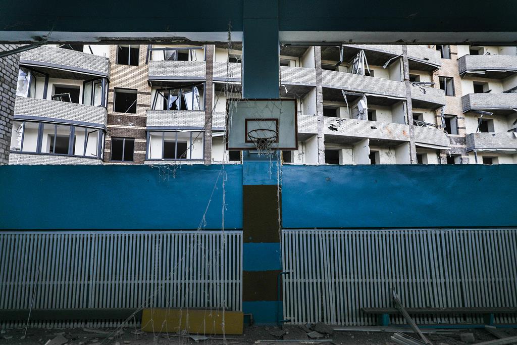 Imagem de escola de Zhytomyr destruída. Foto: Miguel A. Lopes/Lusa