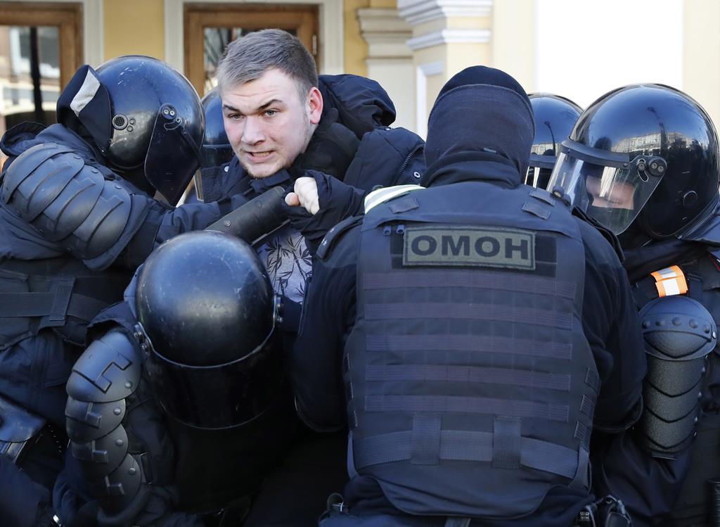 Manifestantes russos contra invasão à Ucrânia presos em São Petersburgo Foto: Anatoly Maltsev/EPA