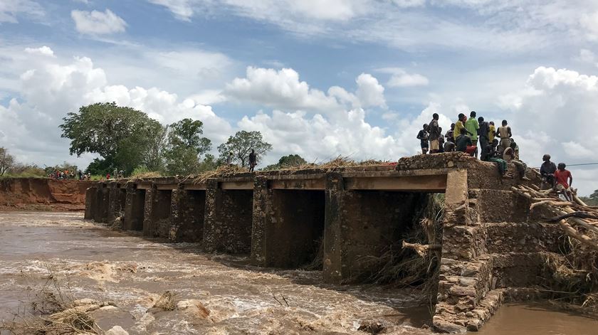 ciclone Gombe destrói ponte em Nampula Moçambique - março 2022. Foto: Andre Catueira/EPA