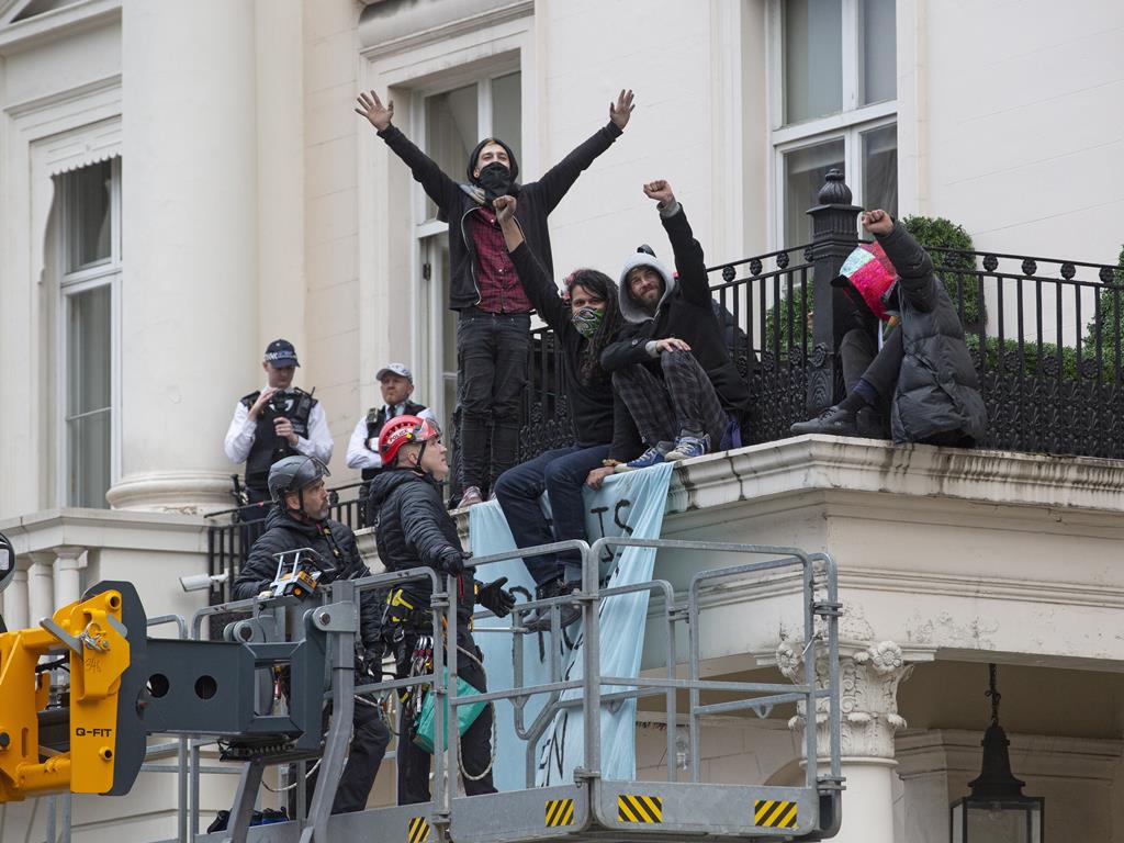 Grupo de ocupantes na varanda do oligarca russo Oleg Deripaska, em Londres. Foto: Joshua Bratt/EPA