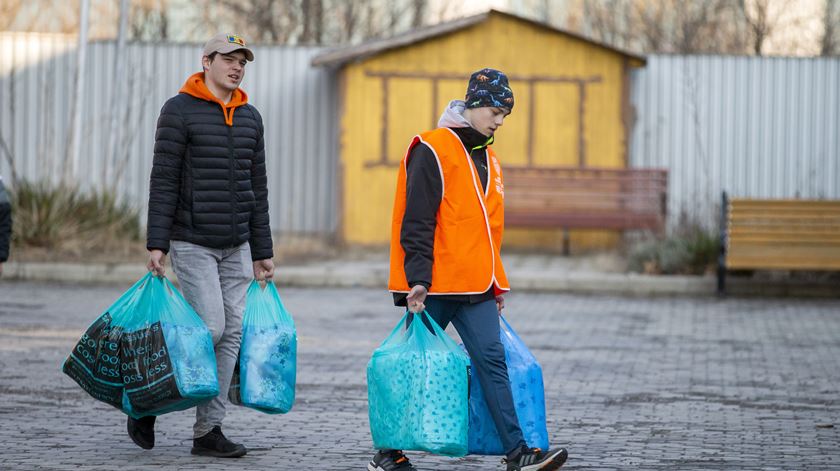 Ucranianos fogem para a Moldávia. Foto: Dumitru Doru/EPA