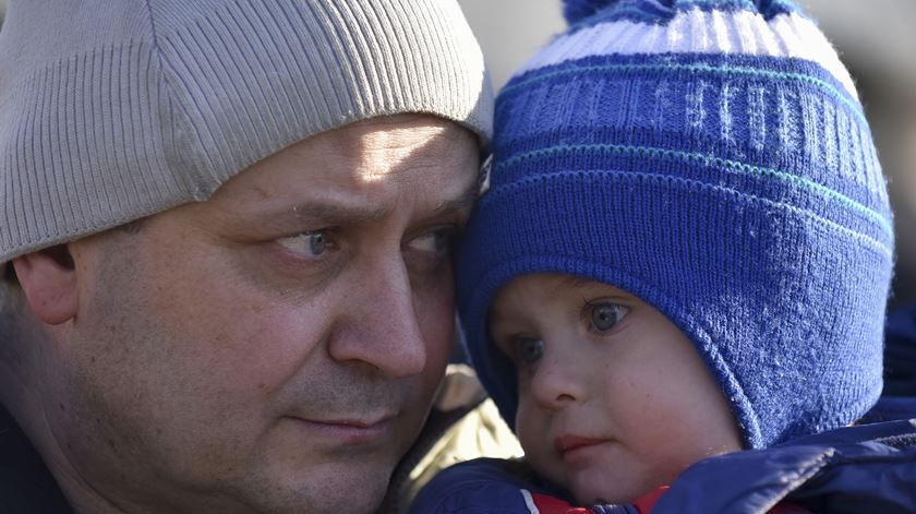 Pai Olexiy e filho Matviy perto de Kiev, na Ucrânia. Foto: Oleg Petrasyuk/EPA