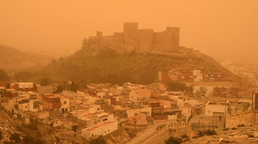 Partículas de areia do deserto atingem Almeria, Espanha. Foto: Carlos Barba/EPA