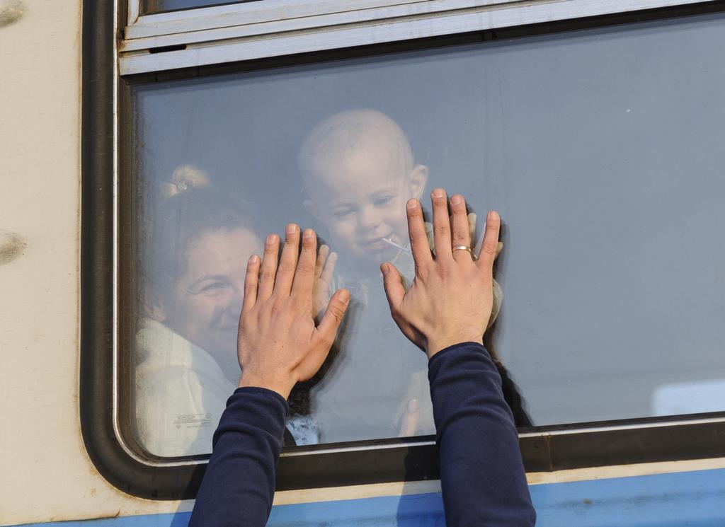 Refugiados ucranianos partem para a Polónia  Foto: Mykola Tys/EPA