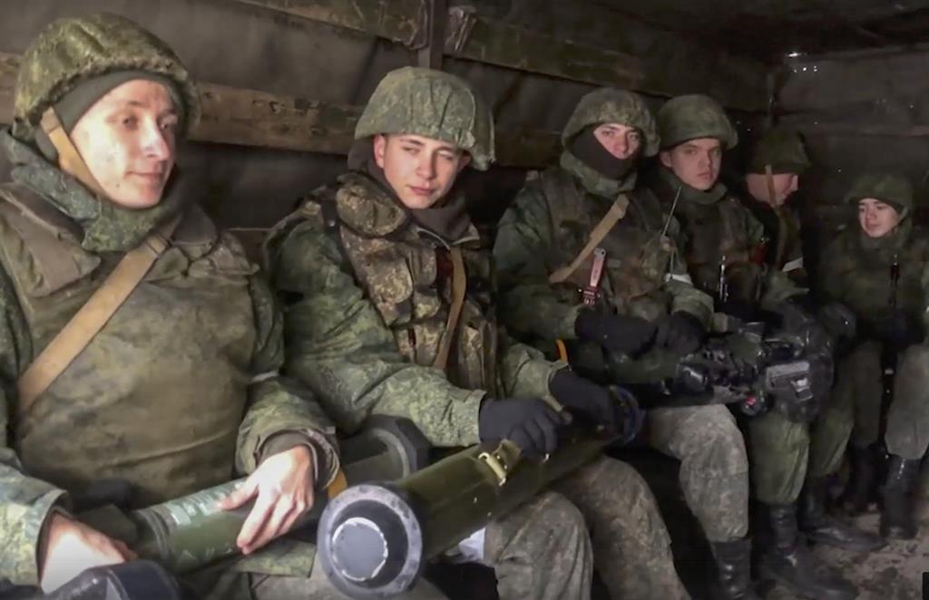 Soldados russos na autoproclamada República Popular de Donetsk, na Ucrânia Foto: Ministério da Defesa da Rússia/EPA