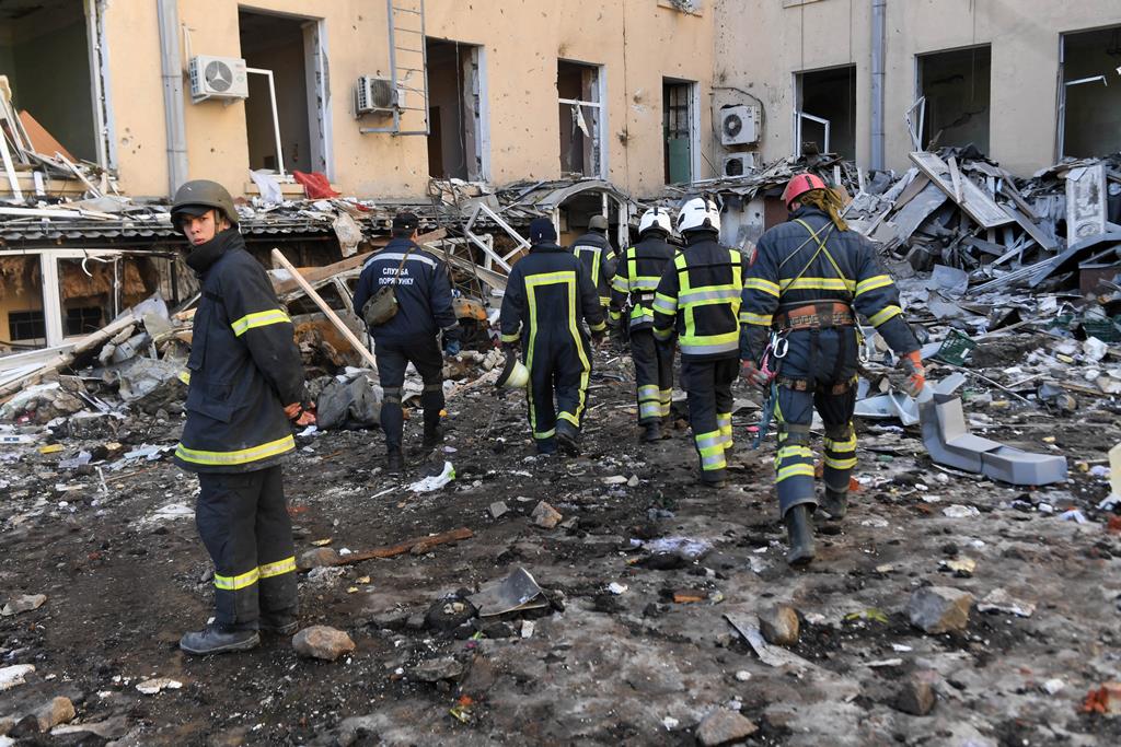 Bombeiros nas ruínas de um edifício bombardead em Kharkiv, Ucrânia. Foto: Andrzej Lange/EPA