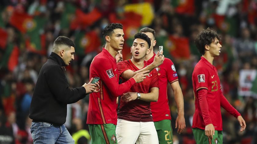 Adeptos invadem Dragão para fotos com Cristiano Ronaldo Portugal Turquia Foto: José Coelho/Lusa