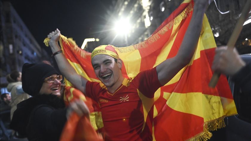 Adeptos da Macedónia do Norte festejam a histórica vitória sobre a Itália. Foto: Georgi Licovski/EPA