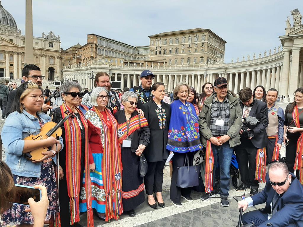 Delegação de indígenas canadianos com o Papa Francisco, no Vaticano, em março. Foto: Fausto Gasparroni/EPA
