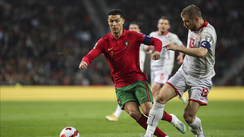 Cristiano Ronaldo disputa a bola com o ex-Sporting Stefan Ristovski. Foto: José Coelho/Lusa
