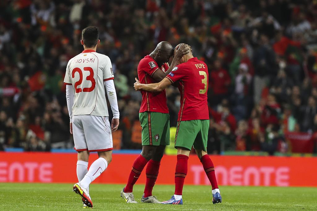 Pepe poderá ceder o lugar a Danilo no centro da defesa da seleção nacional Foto: José Coelho/Lusa