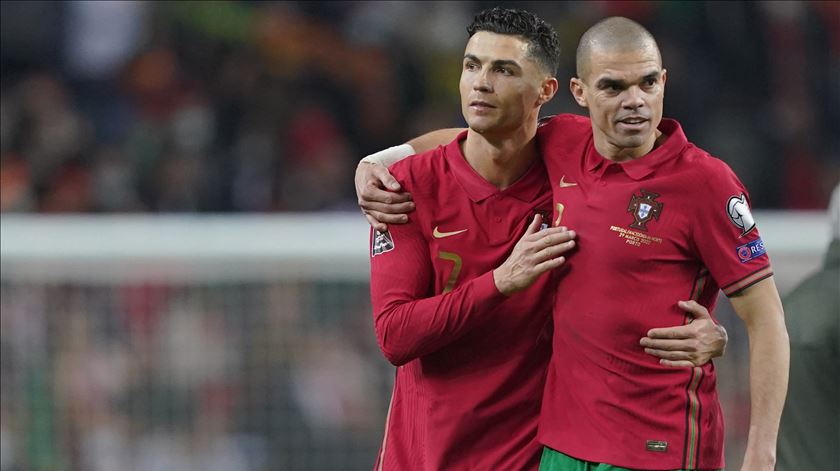 Ronaldo e Pepe abraçam-se, já depois do apito final. Foto: Hugo Delgado/Lusa
