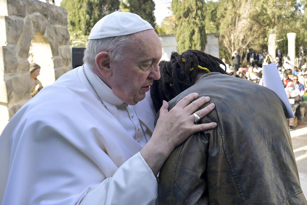 Francisco com um migrante, em Malta, em abril de 2022. Foto: Vatican Media