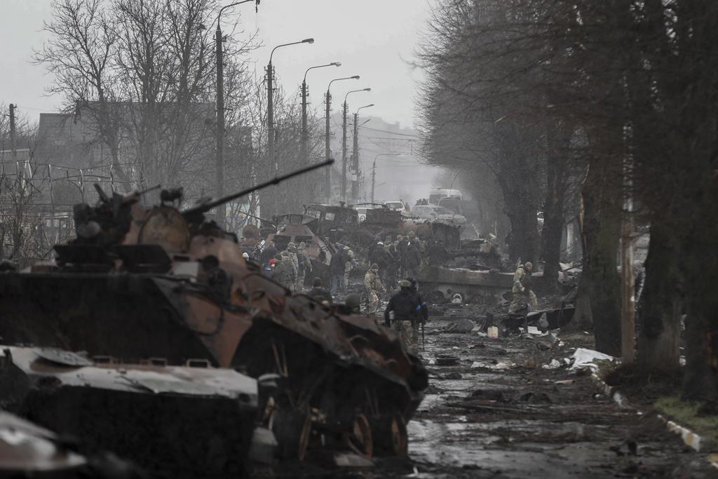 Material militar russo destruído na cidade reconquistada de Bucha Foto: Atef Safadi/EPA