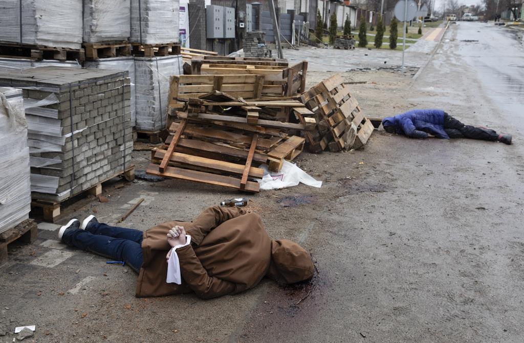 Civis encontrados mortos nas ruas de Bucha após retirada do exército russo Foto: Mikhail Palinchak/EPA