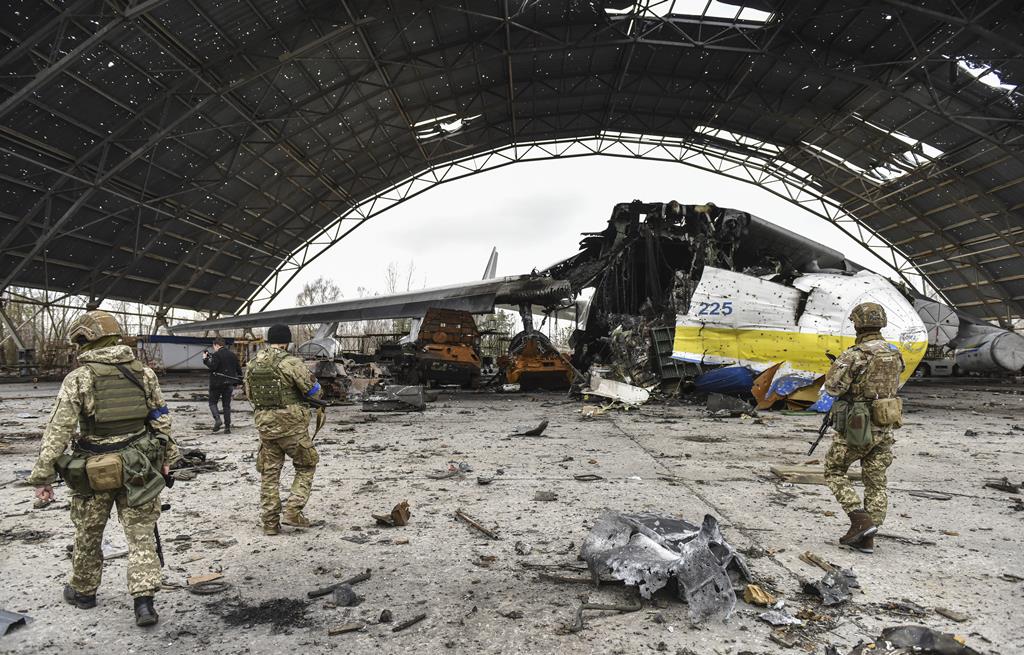 destroços do avião Antonov An-225 Mriya no aeroporto de Gostomel  Foto: Oleg Petrasyuk/EPA