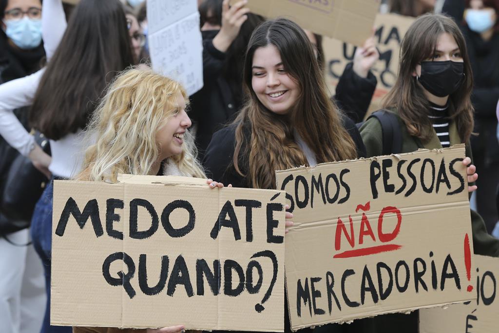 Manifestação junto à Reitoria da Universidade de Lisboa Contra o Assédio nas Universidades. Foto: Manuel De Almeida/Lusa