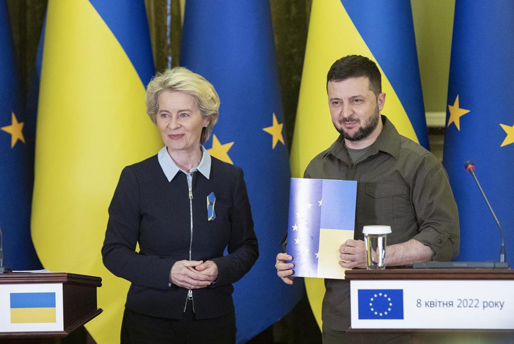 Zelensky com Von der Leyen em abril de 2022, na Ucrânia. Foto: Presidência da Ucrânia
