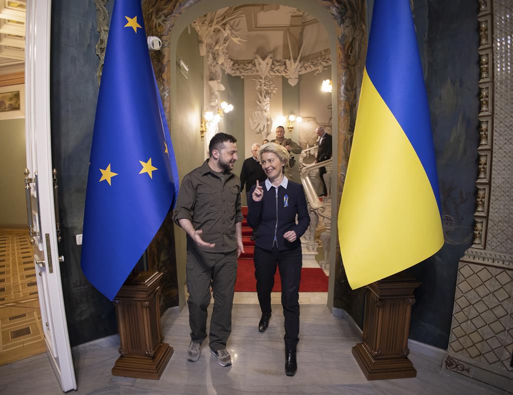 Ursula von der Leyen com Volodymyr Zelenskiy durante uma visita a Kiev, no mês de abril.  Foto: Presidência da Ucrânia