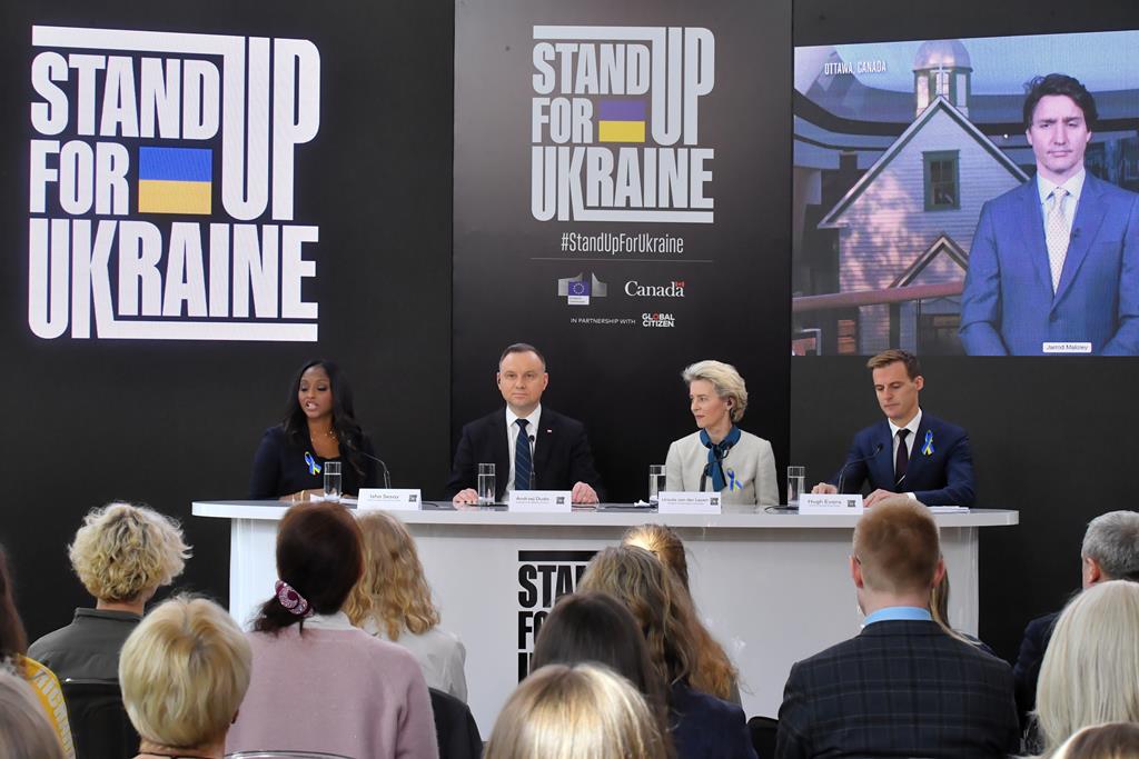 Andrzej Duda e Ursula von der Leyen entre outros na apresentação da campanha "Stand up for Ukraine". Foto: Piotr Nowak/EPA