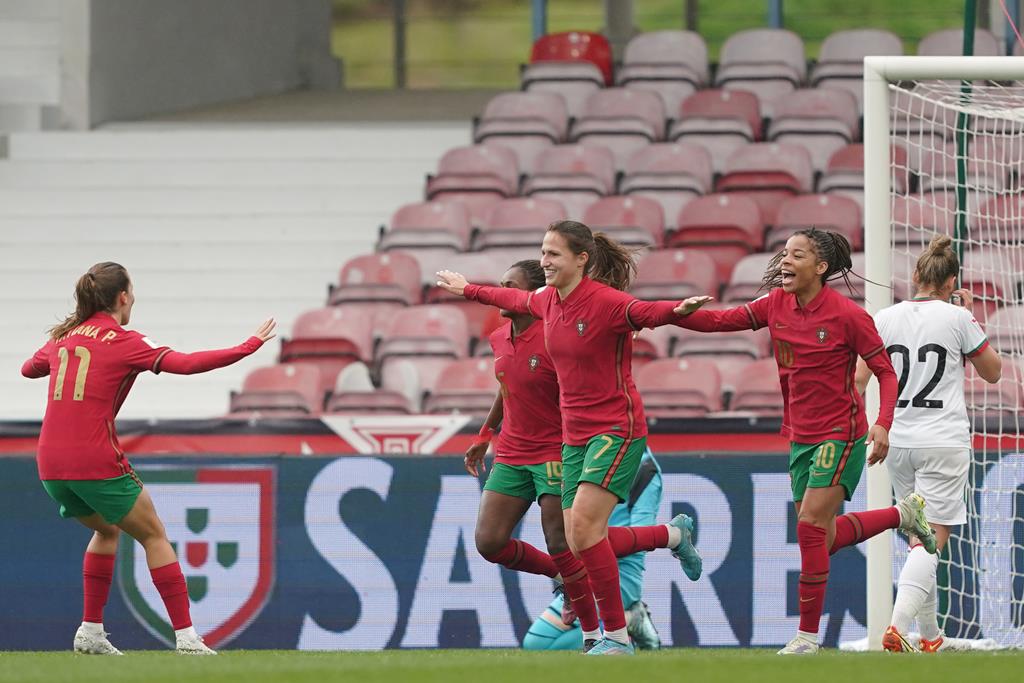 Vanessa Marques celebra golo à Bulgária, na qualificação para o Mundial 2023. Foto: Hugo Delgado/Lusa