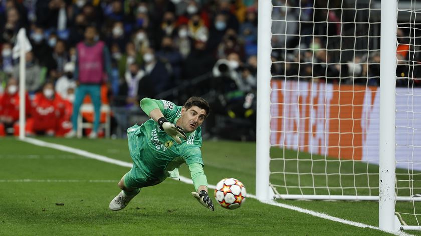 Courtois foi decisivo na final de Paris, ao segurar a vitória do Real Madrid, diante do Liverpool Foto: Rodrigo Jiménez/EPA