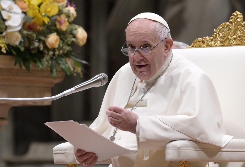 O Papa sofre há meses com uma dor no joelho direito, pelo que ficou sentado. Foto: Claudio Peri/EPA