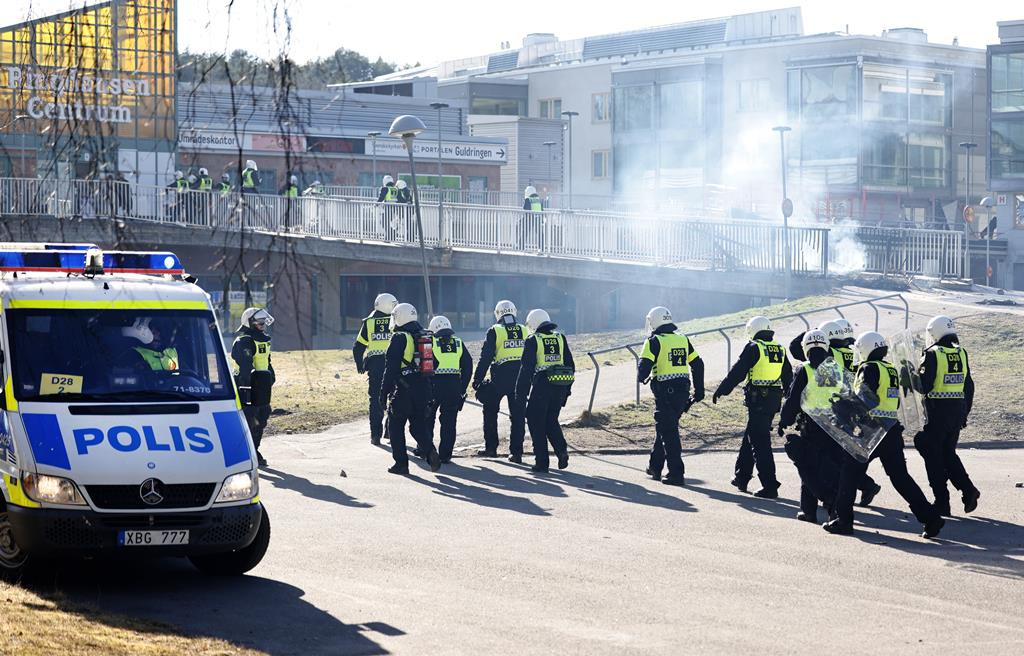 Polícia intervém em confrontos depois de líderes da extrema-direita terem ameaçado queimar o Corão. Foto: Stefan Jerrevang/EPA