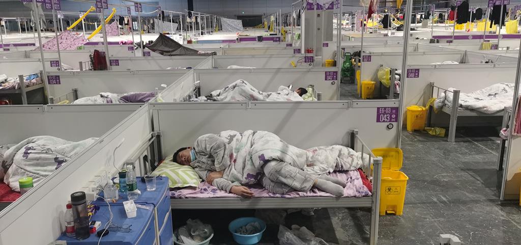 Hospital temporário em Xangai para pessoas infetadas com Covid-19. Foto: EPA/SHAN SHI