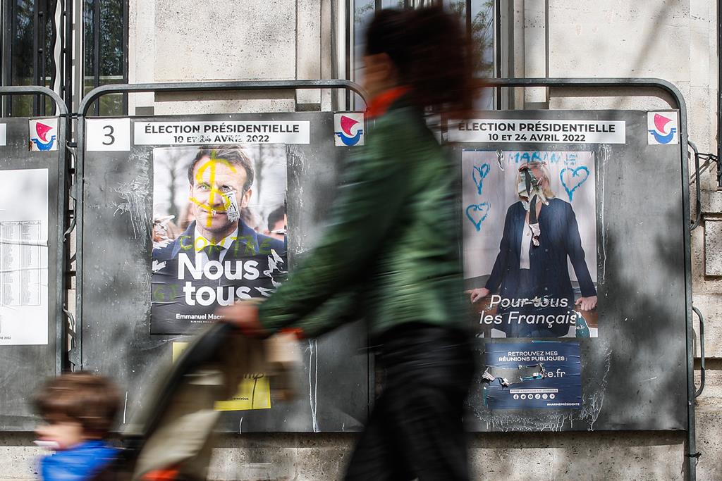 Cartazes de campanha de Emmanuel Macron e Marine Le Pen numa rua de Paris. Segunda volta está marcada para domingo.  Foto: Mohammed Badra/EPA
