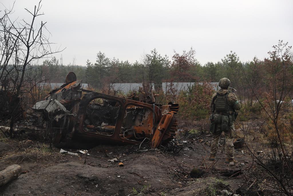 guerra na Ucrânia - soldado ao lado de viatura militar destruída em Borodyanka Foto: Miguel Gutierrez/EPA
