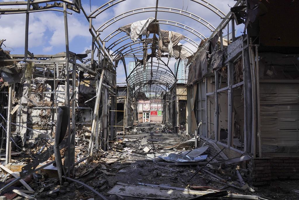 Guerra na Ucrânia. Pavilhões do mercado de Kharkiv danificados após bombardeamento. Foto: Vasiliy Zhlobsky/EPA
