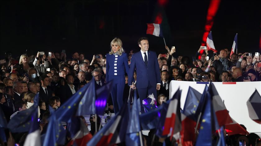 Emmanuel Macron réélu président de la France avec 58% des voix