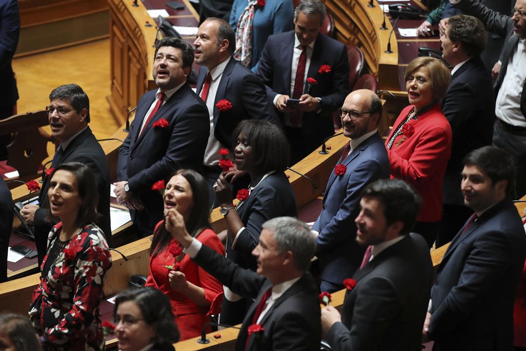 Deputados cantaram "Grândola, Vila Morena" na Assembleia da República. Foto: Manuel De Almeida/Lusa