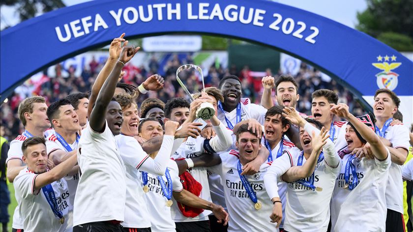 Benfica comemora conquista da Youth League 2022 após 6-0 ao Salzburgo. Foto: Laurent Gillieron/EPA