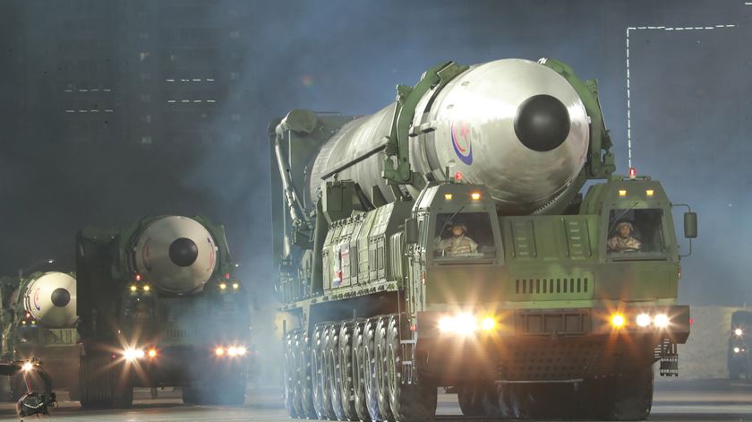 Novo míssil Hwasong-17 exibido durante parada militar por ocasião do 90.º aniversário do exército da Coreia do Norte. Foto: KCNA/EPA (clique na seta para ver a fotogaleria)