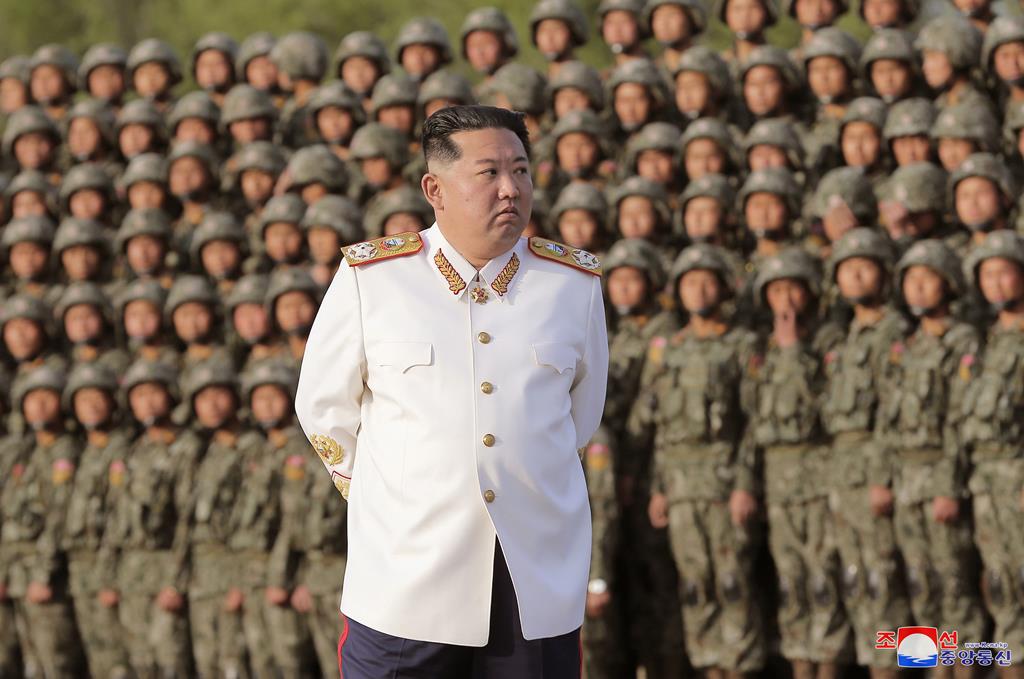 Líder supremo da Coreia do Norte Kim Jong-Un durante parada militar Foto: Kcna/EPA