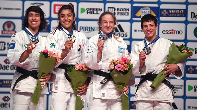 Catarina Costa, à esquerda, com a medalha de prata nos Europeus de Judo 2022 Foto: Vassil Donev/EPA