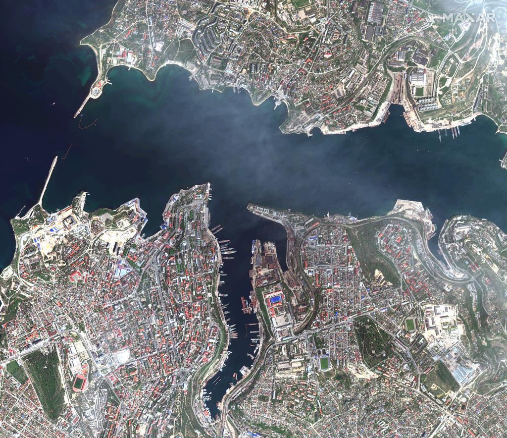 Imagem de satélite da baía de Sevastopol, na Crimeia. Foto: Maxar Technologies/EPA