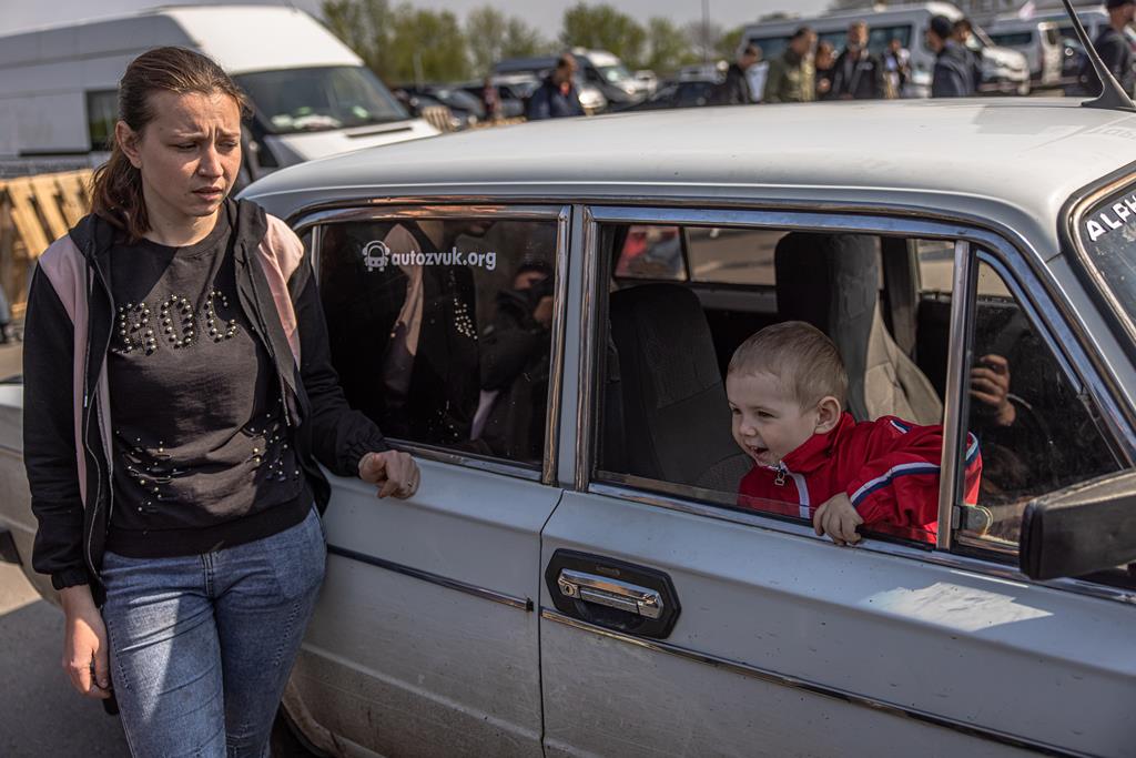 Refugiados de Mariupol chegam a Zaporíjia. Foto: Roman Pilipey/EPA