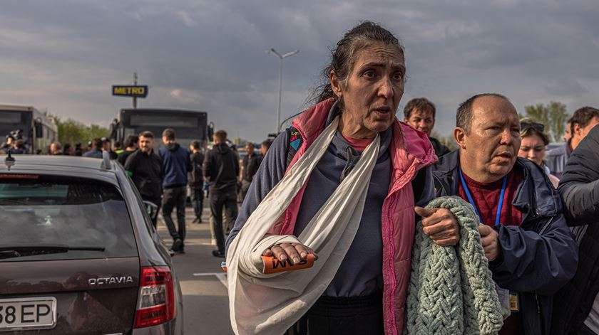 guerra na Ucrânia - pessoas retiradas de Azovstal e de Mariupol  Foto: Roman Pilipey/EPA